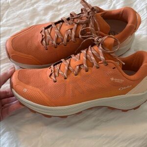 Women's Orange oboz gore-Tex invisible fit size 11